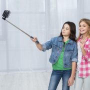 Selfie tyč s tlačítkem na rukojeti