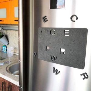 Magnetická písmena na lednici