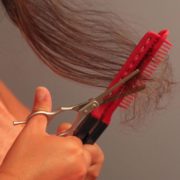 Narovnávací hřeben při žehlení vlasů